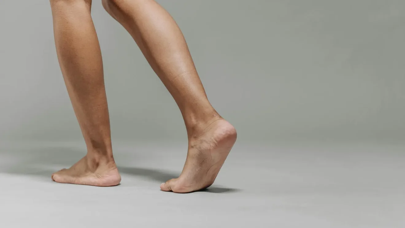 Douleur au tibia en marchant : causes et solutions efficaces