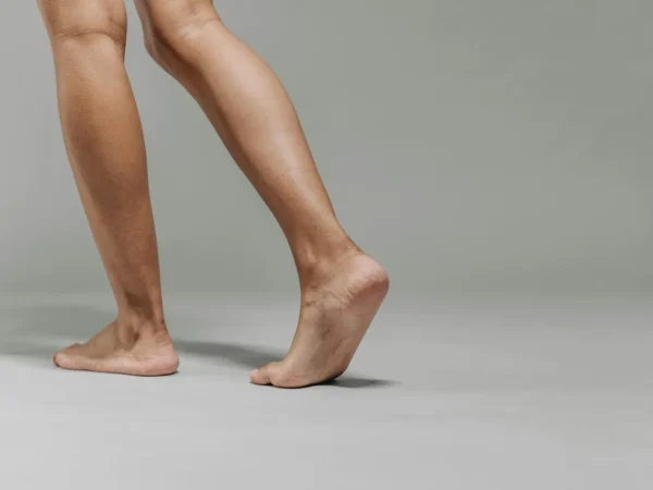 Douleur au tibia en marchant : causes et solutions efficaces